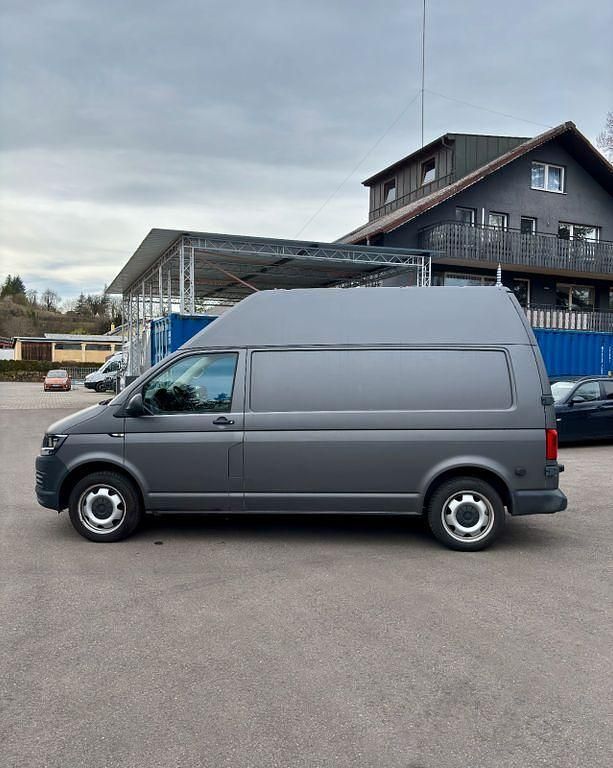 Gebraucht VW Transporter 150 PS (110 kW) 2018 Grau Van