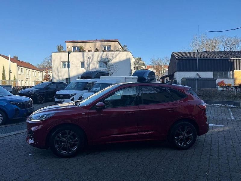 Gebraucht Ford Kuga ST-Line 150 PS (110 kW) 2022 Rot SUV