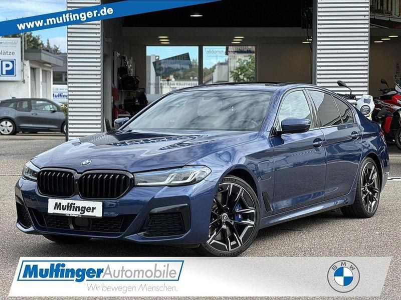 Blau Gebraucht 2021 BMW 545e M Sport Limousine | 39.900 € (Fairer Preis) - Bild 1/4