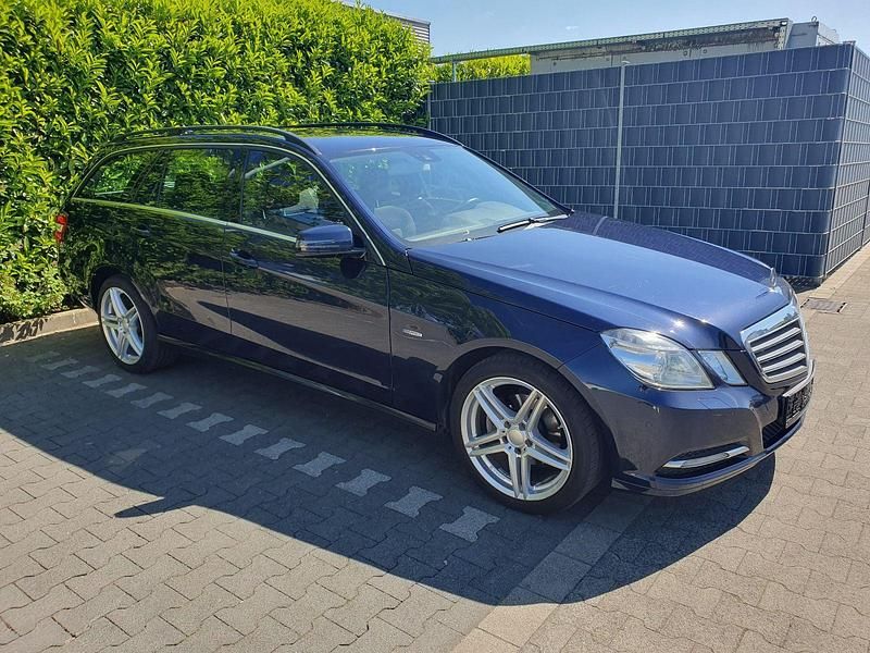 Blau Gebraucht 2012 Mercedes E200 Kombi | 6.490 € (Fairer Preis) - Bild 1/4