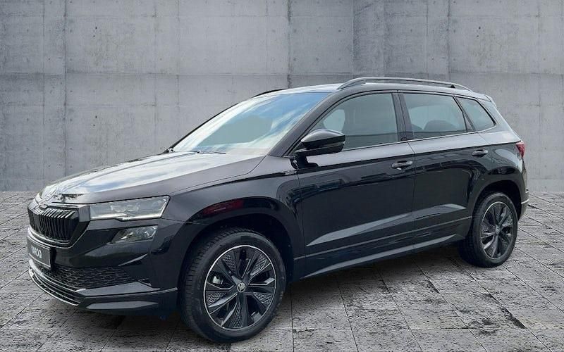 Schwarz Neu 2025 Skoda Karoq SportLine SUV | 38.470 € (Teuer) - Bild 1/4