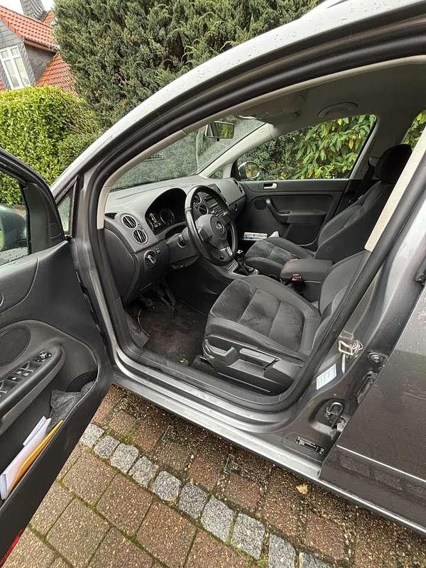 Grau Gebraucht 2011 VW Golf Plus Cross Highline Van / Kleinbus | 8.499 € (Etwas zu teuer) - Bild 1/4