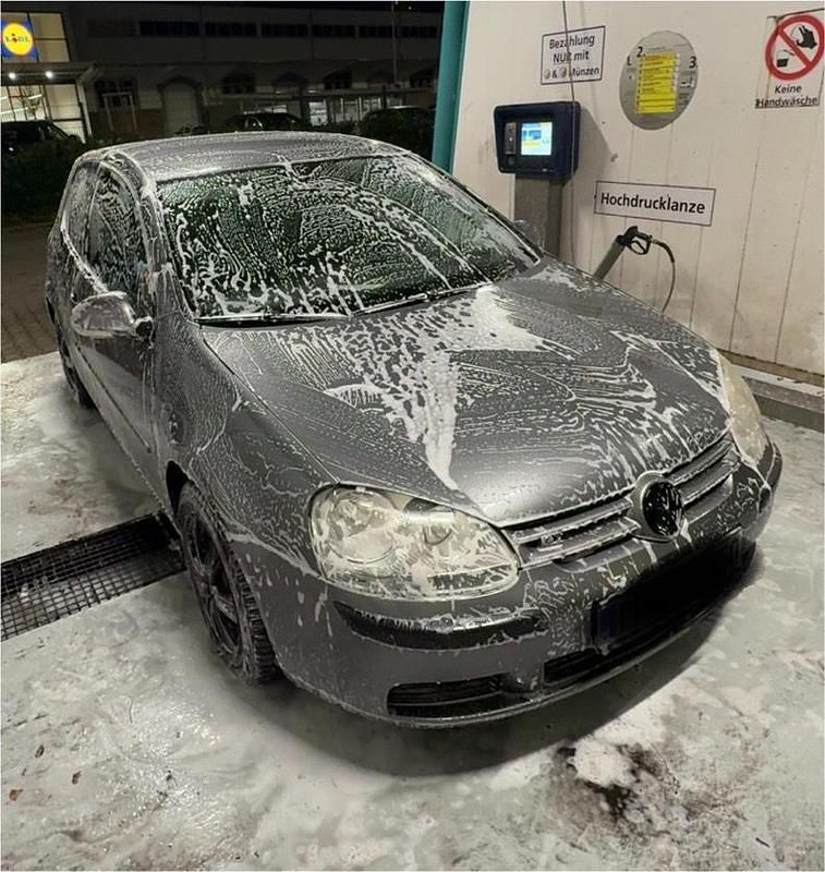 Grau Gebraucht 2004 VW Golf V Limousine | 2.300 € (Guter Preis) - Bild 1/4