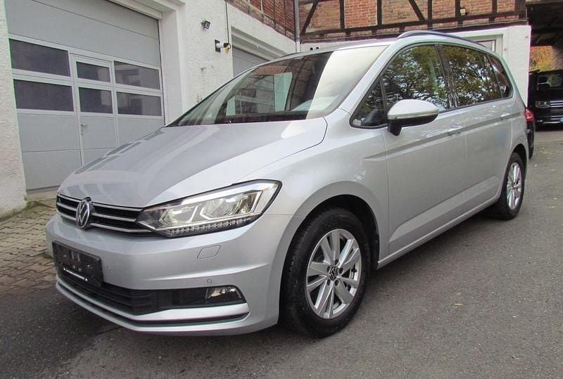 Silber Gebraucht 2021 VW Touran Comfortline Van / Kleinbus | 13.490 € (Superpreis) - Bild 1/4