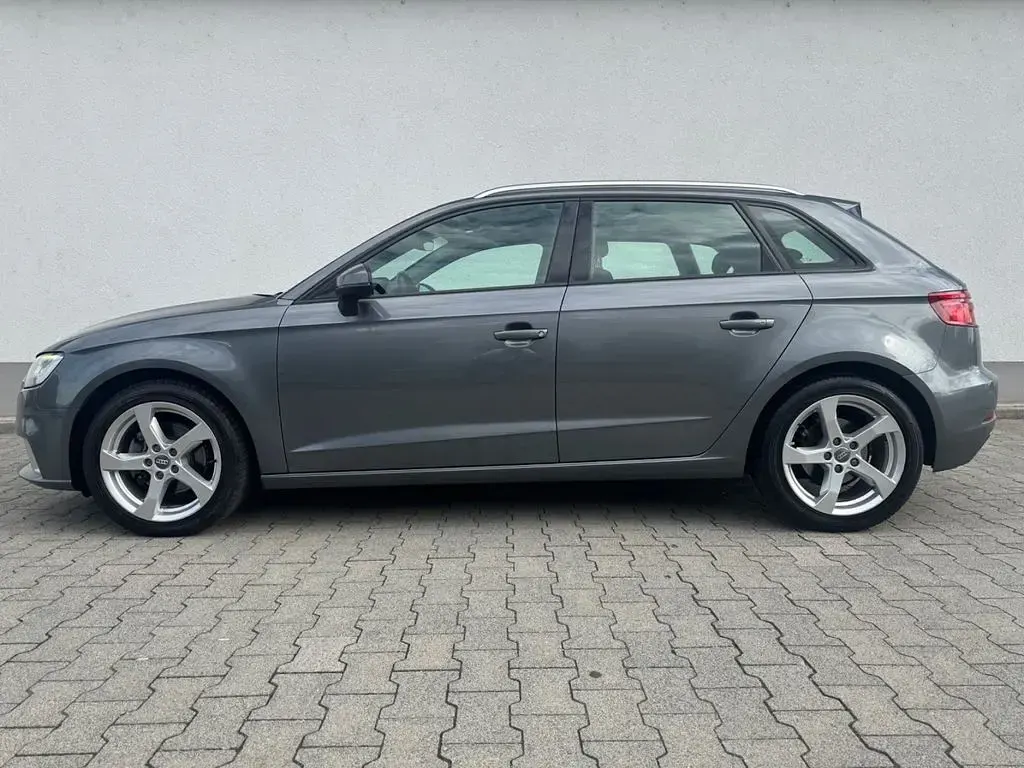 Gebraucht Audi A3 Sport 116 PS (85 kW) 2019 Grau Limousine