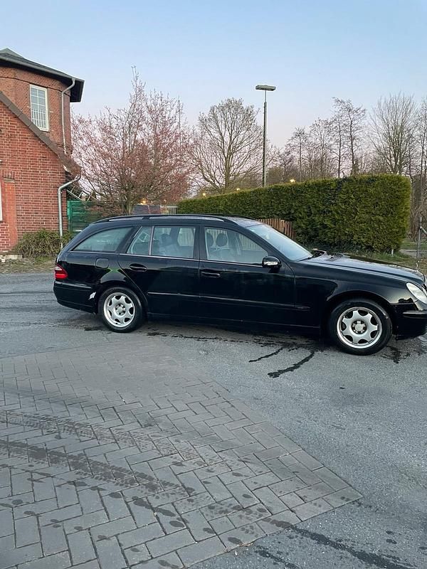 Gebraucht Mercedes E220 150 PS (110 kW) 2004 Schwarz Kombi