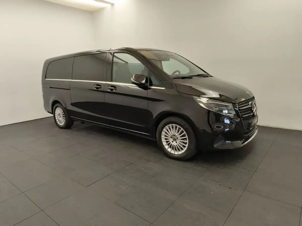 Gebraucht Mercedes V300 237 PS (174 kW) 2024 Obsidianschwarz metallic Van / Kleinbus
