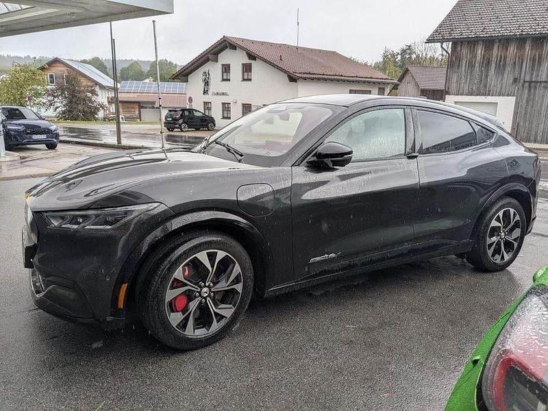 Grau Gebraucht 2022 Ford Mustang Mach-E SUV | 31.999 € (Superpreis) - Bild 1/3