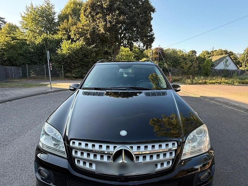 Schwarz Gebraucht 2009 Mercedes ML320 SUV | 9.900 € (Fairer Preis) - Bild 1/4