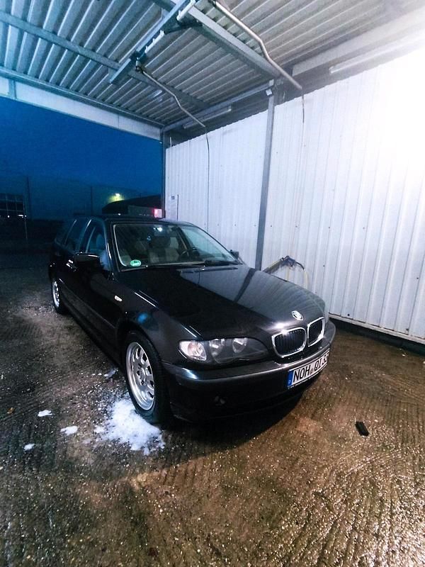 Schwarz Gebraucht 2003 BMW 318 Kombi | 2.500 € - Bild 1/4