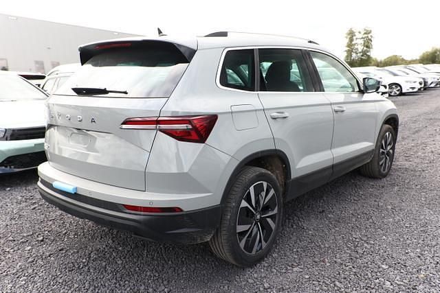 Stahlgrau stahlgrau stahlgrau Neu 2025 Skoda Karoq Lounge SUV | 34.774 € (Fairer Preis) - Bild 1/4