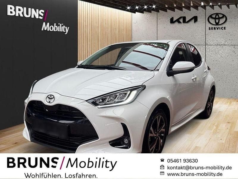 Weiß Neu 2025 Toyota Yaris Hybrid Comfort Limousine | 21.950 € (Superpreis) - Bild 1/4