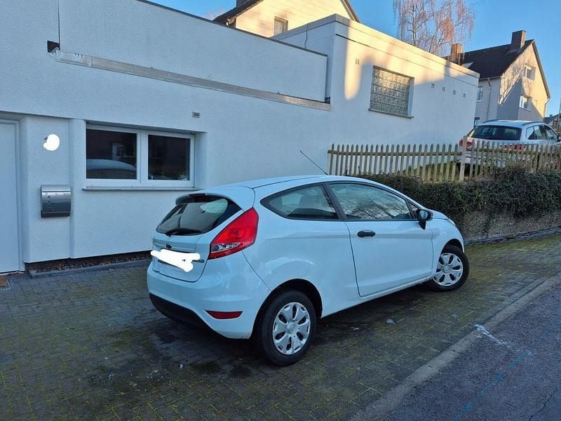 Gebraucht Ford Fiesta 60 PS (44 kW) 2012 Weiß Kleinwagen
