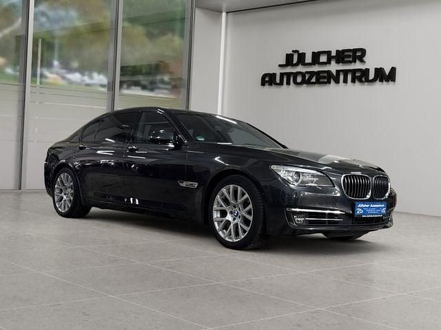 Grau Gebraucht 2015 BMW 750L Comfort Edition Limousine | 25.490 € (Fairer Preis) - Bild 1/4