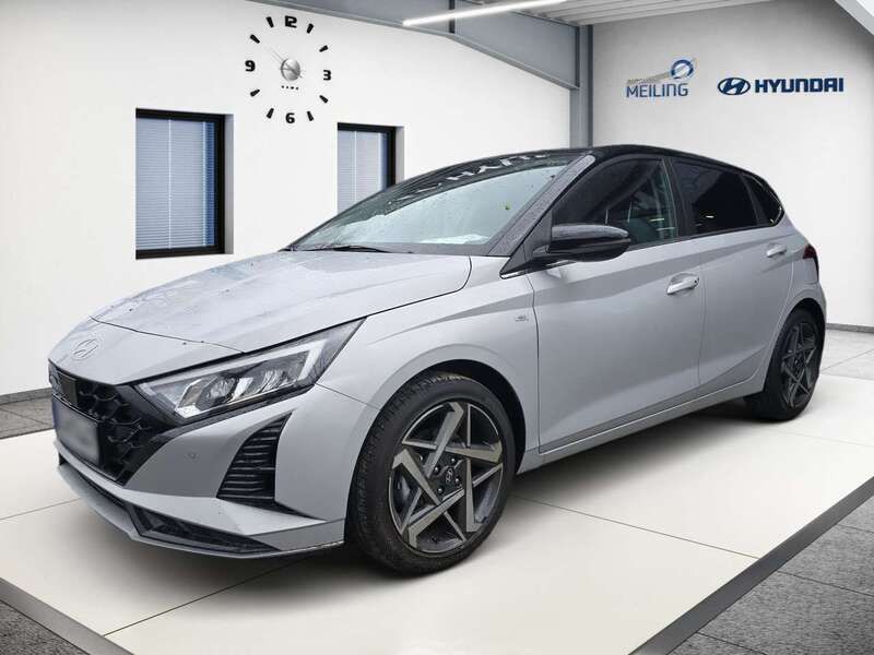 Lumen grey/ phantom black Gebraucht 2024 Hyundai i20 Prime Kleinwagen | 21.650 € (Fairer Preis) - Bild 1/4