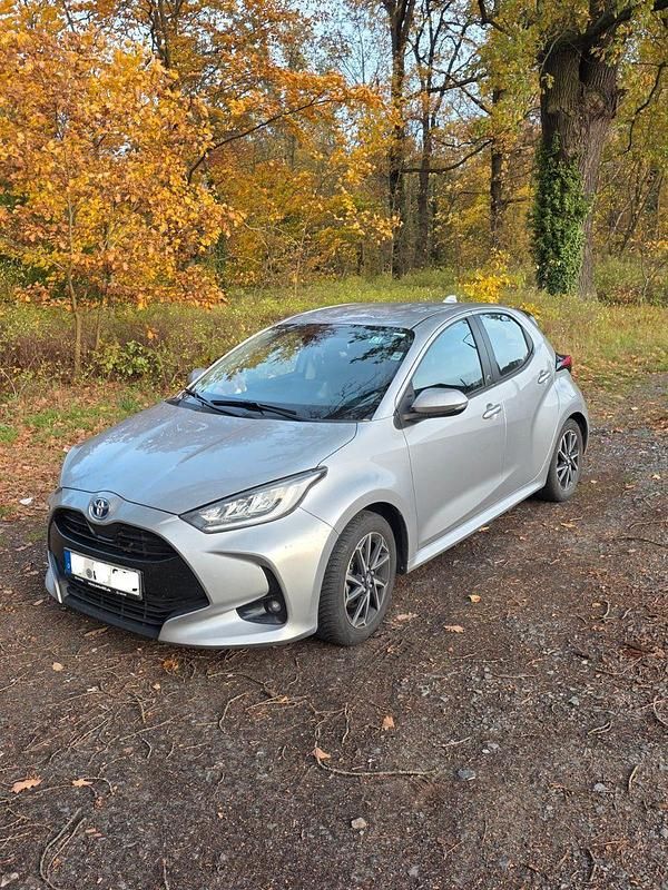 Silber Gebraucht 2022 Toyota Yaris Hybrid Team Kleinwagen | 16.700 € (Guter Preis) - Bild 1/4