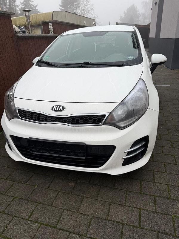 Weiß Gebraucht 2017 Kia Rio Edition 7 Limousine | 10.500 € (Fairer Preis) - Bild 1/4