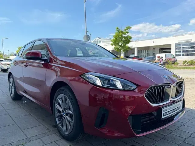 Gebraucht BMW 118 Efficient Dynamics 150 PS (110 kW) 2025 Fire red (metallic) Kleinwagen