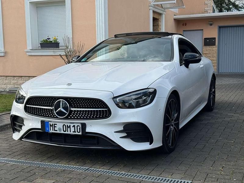 Weiß Gebraucht 2021 Mercedes E220 Coupé | 39.990 € (Fairer Preis) - Bild 1/4
