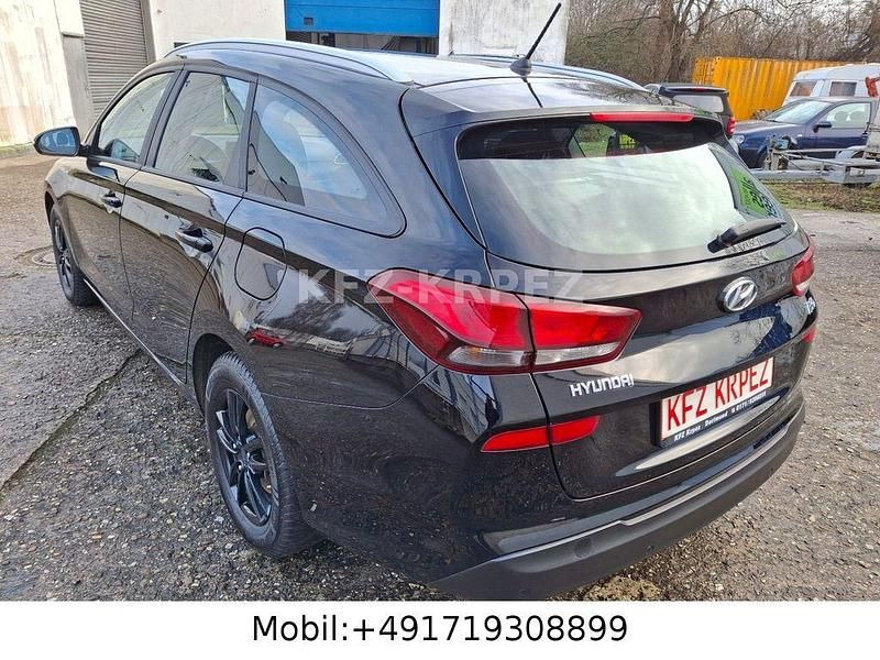 Gebraucht Hyundai i30 120 PS (88 kW) 2018 Schwarz Kombi