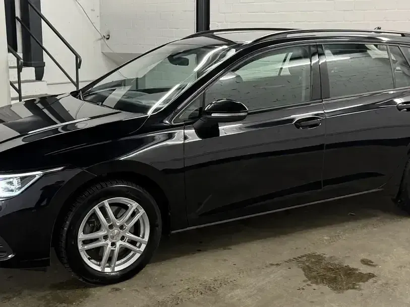 Gebraucht VW Golf VIII Life 150 PS (110 kW) 2023 Deep black perleffekt Kombi