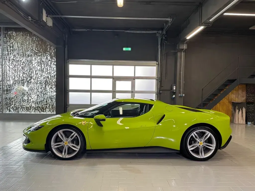 Gebraucht Ferrari 296 829 PS (609 kW) 2024 Grün Coupé