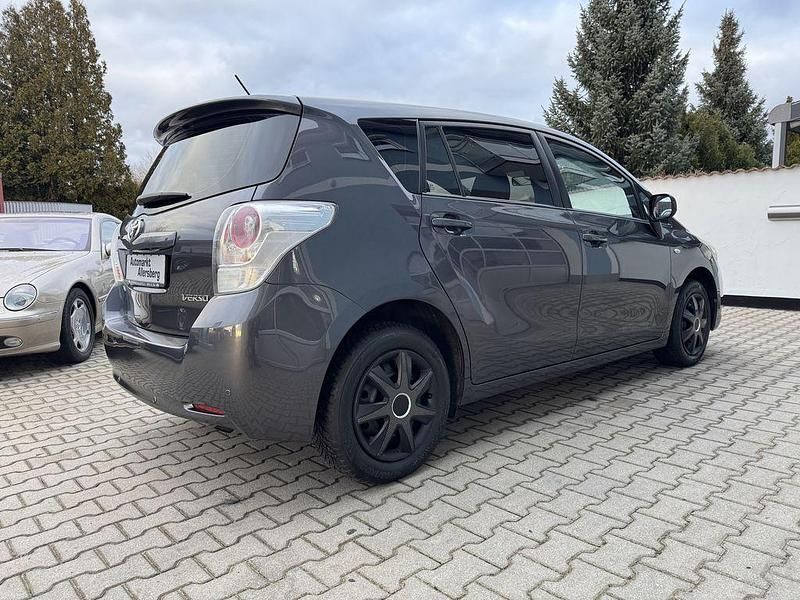 Gebraucht Toyota Verso Edition 132 PS (97 kW) 2011 Grau Van / Kleinbus