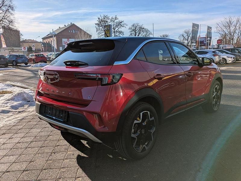 Gebraucht Opel Mokka-e Ultimate 100 kW (136 PS) 2024 Lackierung rot rubi/typ aussen SUV