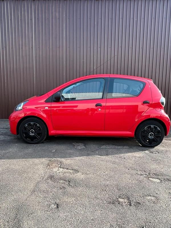 Gebraucht Toyota Aygo 68 PS (50 kW) 2009 Rot Kleinwagen
