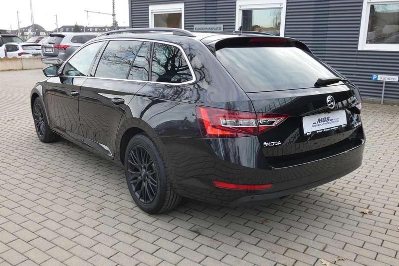 Gebraucht Skoda Superb Ambition 150 PS (110 kW) 2018 Schwarzmagic perleffekt Kombi