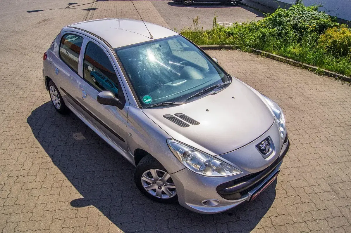 Gebraucht Peugeot 206 60 PS (44 kW) 2010 Silber Limousine