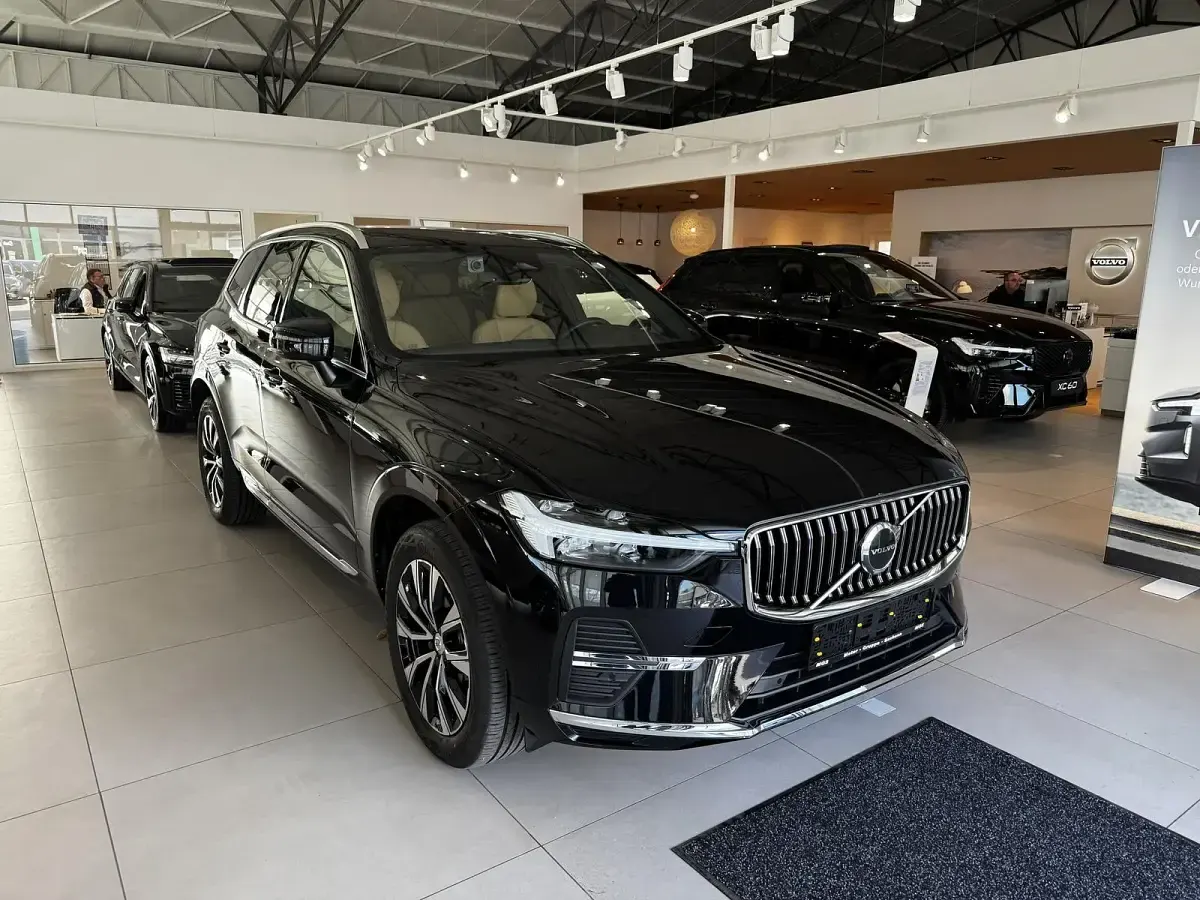 Gebraucht Volvo XC60 Plus 197 PS (144 kW) 2022 Onyx black / metallic SUV