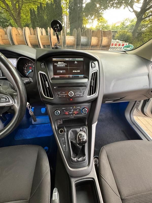 Silber Gebraucht 2015 Ford Focus Kombi | 4.300 € - Bild 1/4