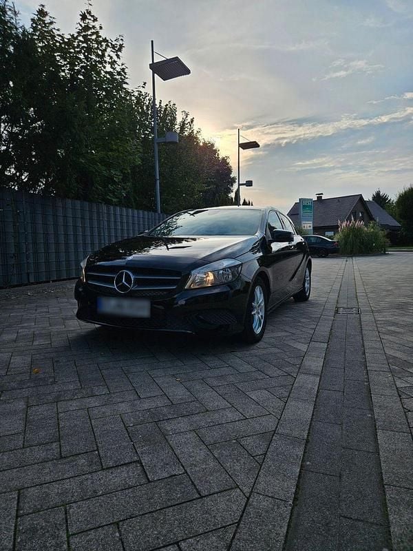 Gebraucht Mercedes A180 122 PS (89 kW) 2015 Schwarz Limousine