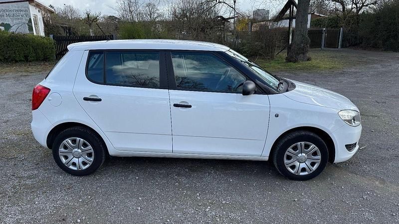 Gebraucht Skoda Fabia Active 60 PS (44 kW) 2014 Weiß Kleinwagen