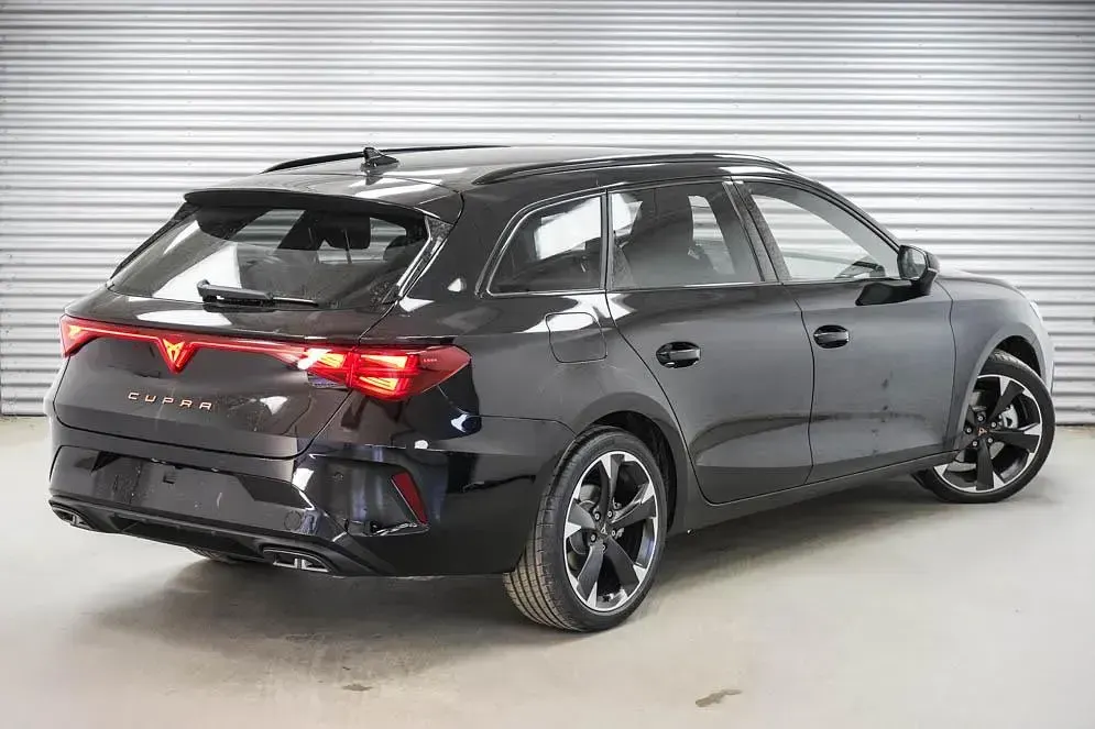 Neu Cupra Leon 204 PS (150 kW) 2026 Midnight black metallic (0e)