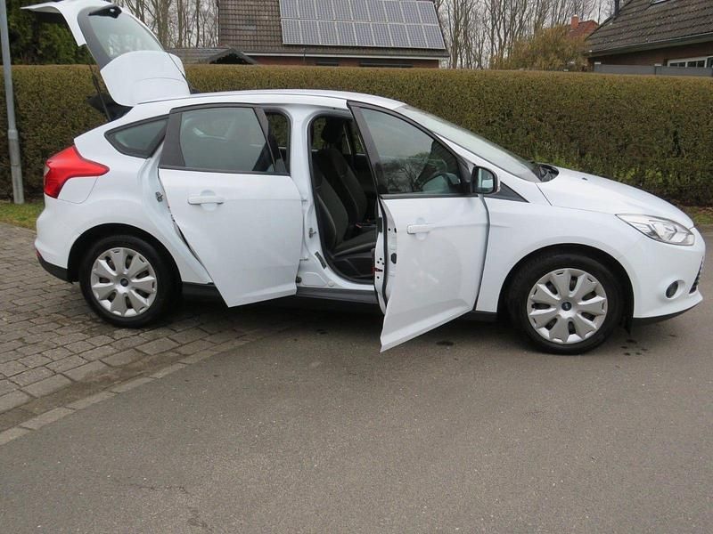 Gebraucht Ford Focus Trend 105 PS (77 kW) 2011 Weiß Kombi