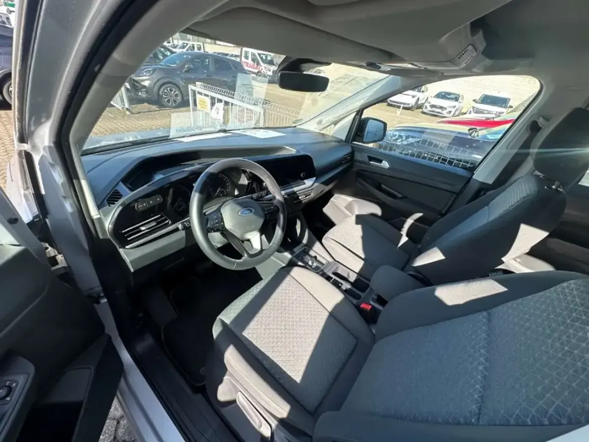 Gebraucht Ford Tourneo Titanium 122 PS (89 kW) 2023 Cyclone stardust silver Van / Kleinbus