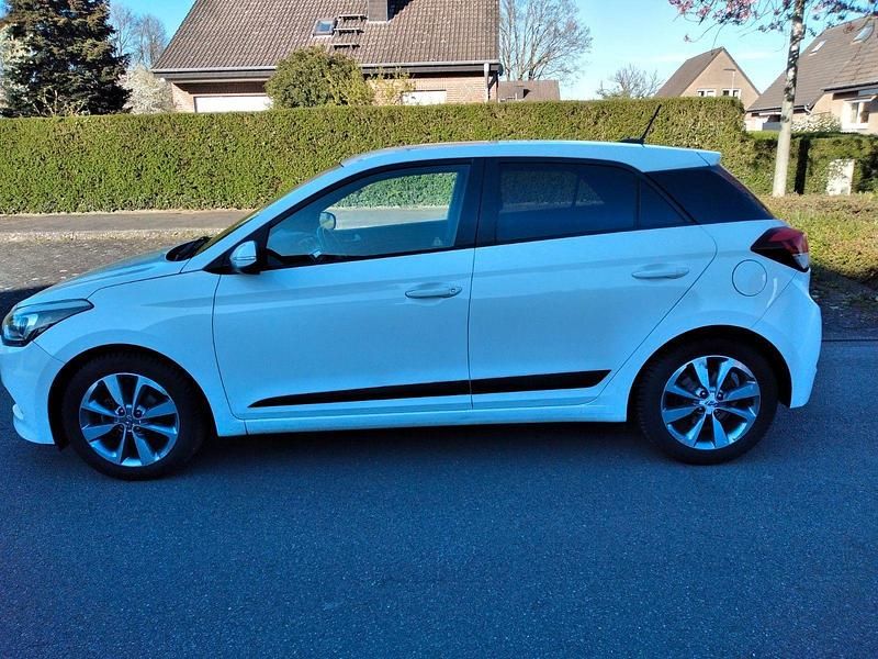 Gebraucht Hyundai i20 Classic 75 PS (55 kW) 2017 Weiß Kleinwagen