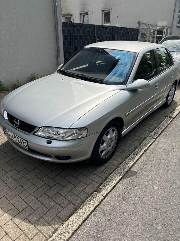 Schwarz Gebraucht 2001 Opel Vectra Edition Limousine | 2.250 € (Fairer Preis) - Bild 1/4