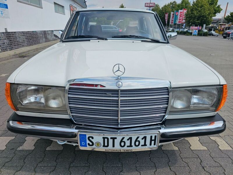Gebraucht Mercedes E230 136 PS (100 kW) 1983 Weiß Limousine