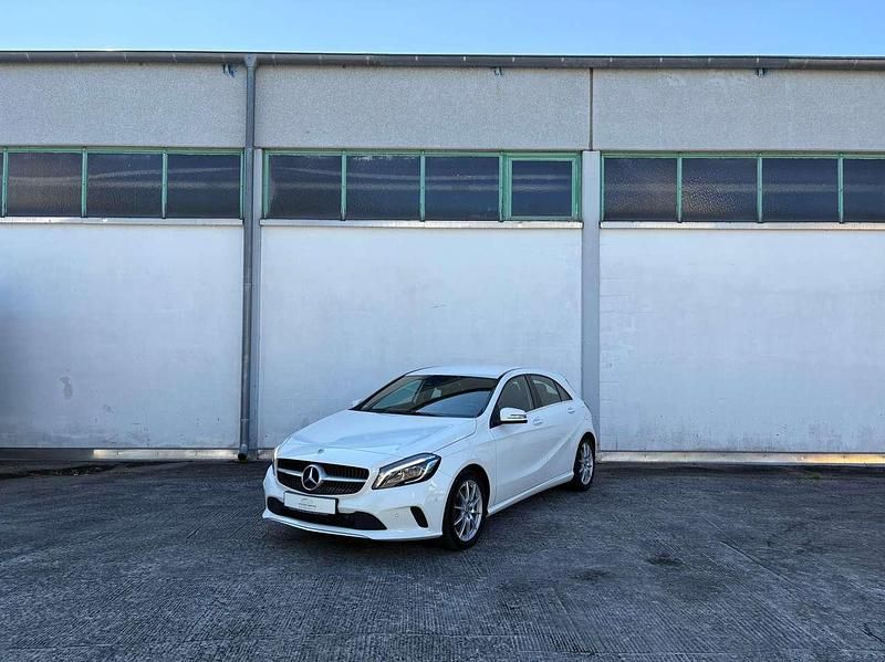 Calcitweiss unilack Gebraucht 2017 Mercedes A180 Coupé | 15.790 € (Fairer Preis) - Bild 1/4