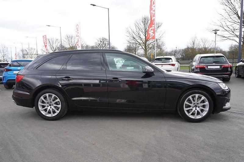 Gebraucht Audi A4 Basis 150 PS (110 kW) 2022 Mythosschwarz metallic Kombi