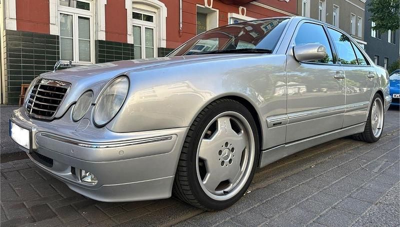 Silber Gebraucht 2001 Mercedes E320 Avantgarde Limousine | 12.850 € - Bild 1/4