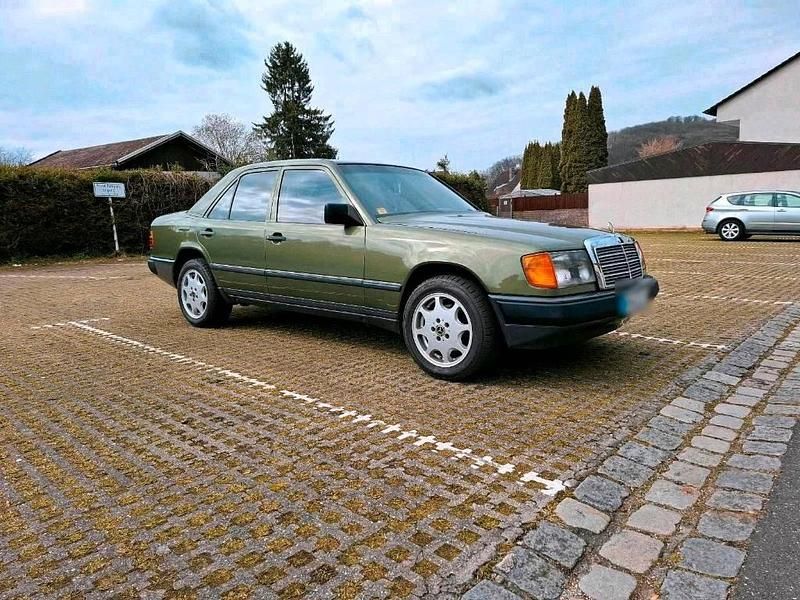 Second-hand Mercedes E250 90 CP (66 kW) 1987 Verde Berlinǎ