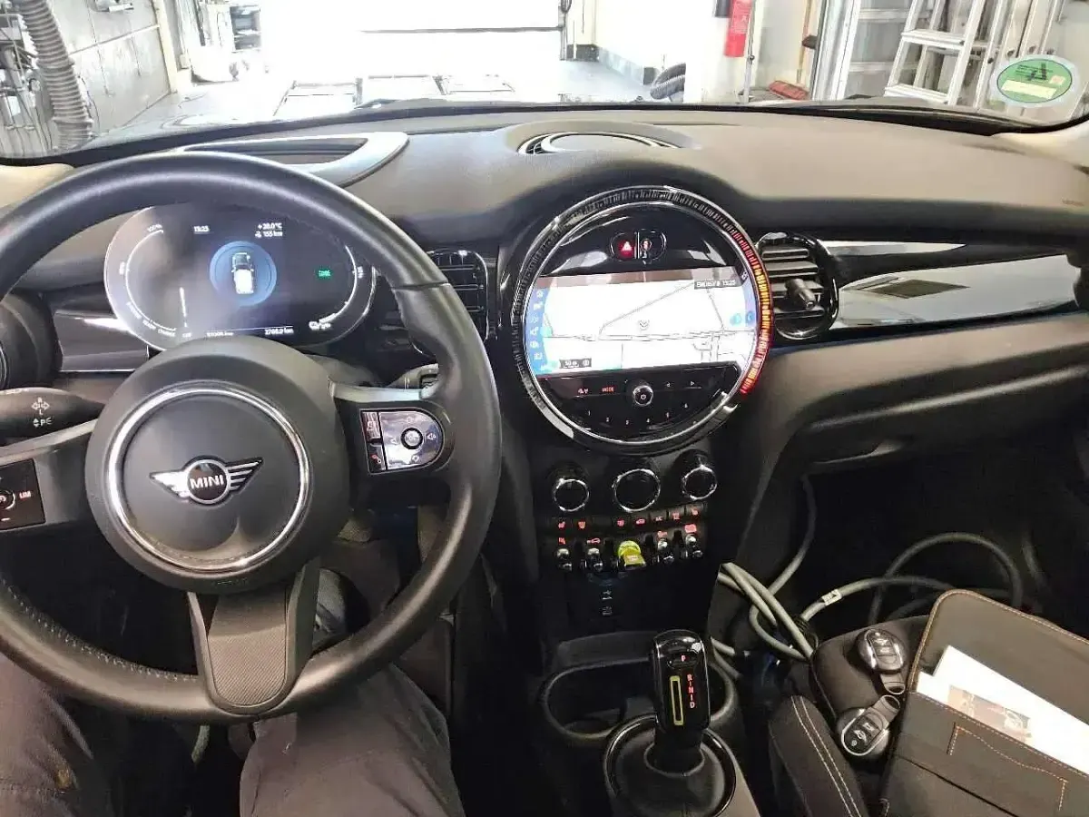 Gebraucht Mini Cooper SE Essential 135 kW (184 PS) 2023 Schwarz Kleinwagen