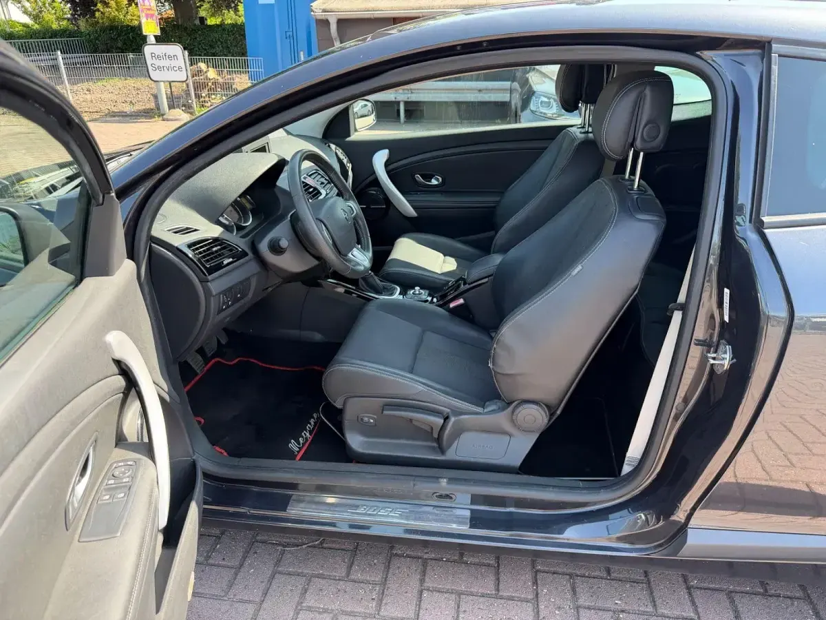 Gebraucht Renault Mégane Coupé Bose Edition 131 PS (96 kW) 2011 Grau Coupé