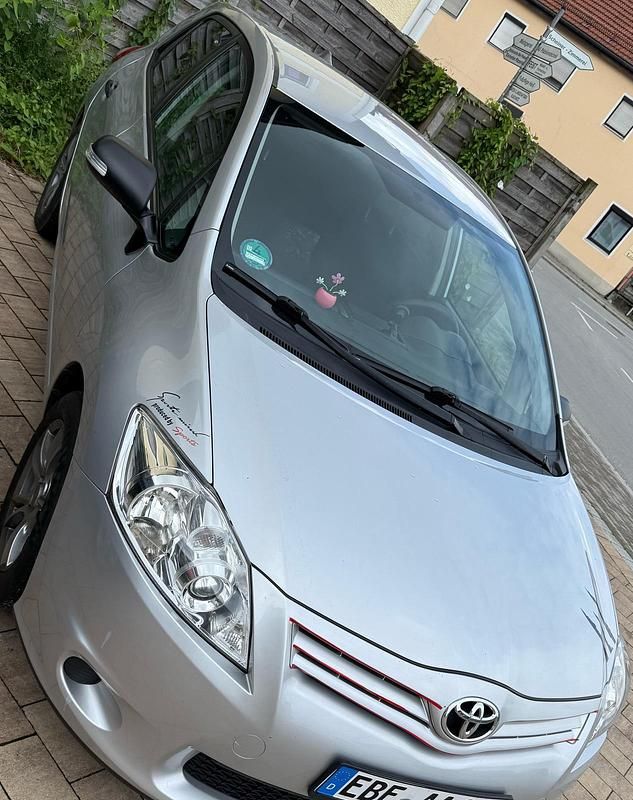 Grau Gebraucht 2011 Toyota Auris Kombi | 3.400 € (Fairer Preis) - Bild 1/4