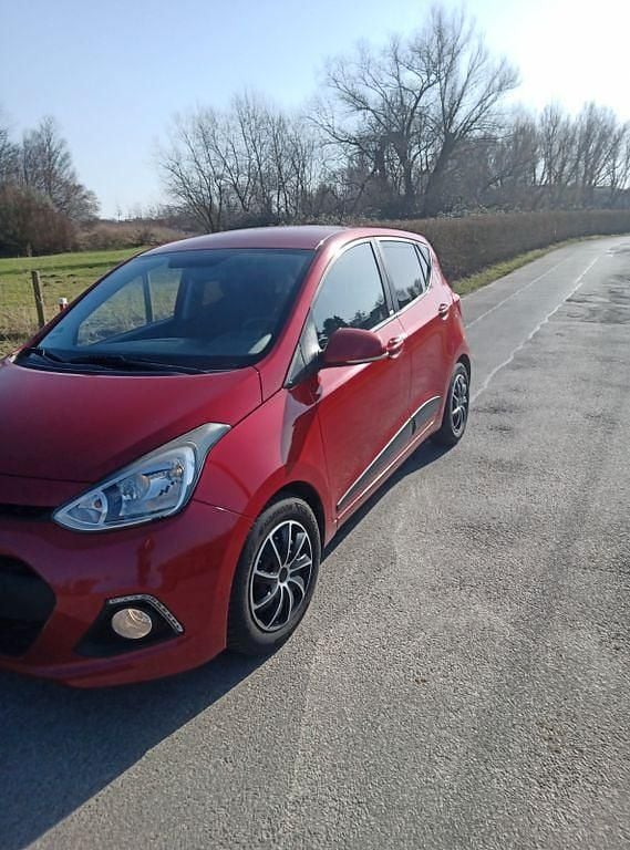 Gebraucht Hyundai i10 Style 67 PS (49 kW) 2015 Rot Kleinwagen