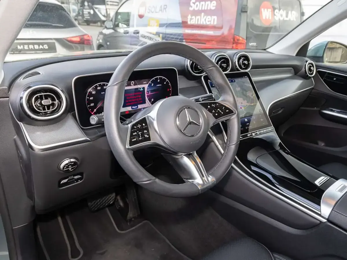 Gebraucht Mercedes GLC200 163 PS (119 kW) 2025 Silber SUV